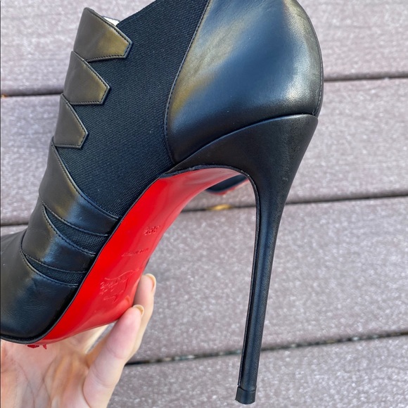 LouBoutin black leather stiletto booties. Sz.38.5 - Picture 6 of 10